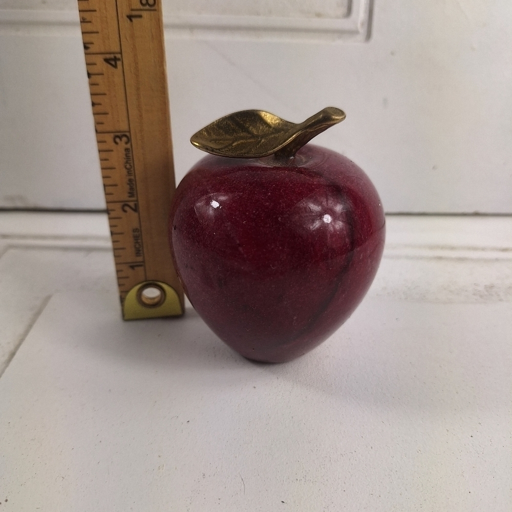 Vintage 1960’s Marble Alabaster Red Apple Paperweight With Brass Leaf Stem - Picture 9 of 10